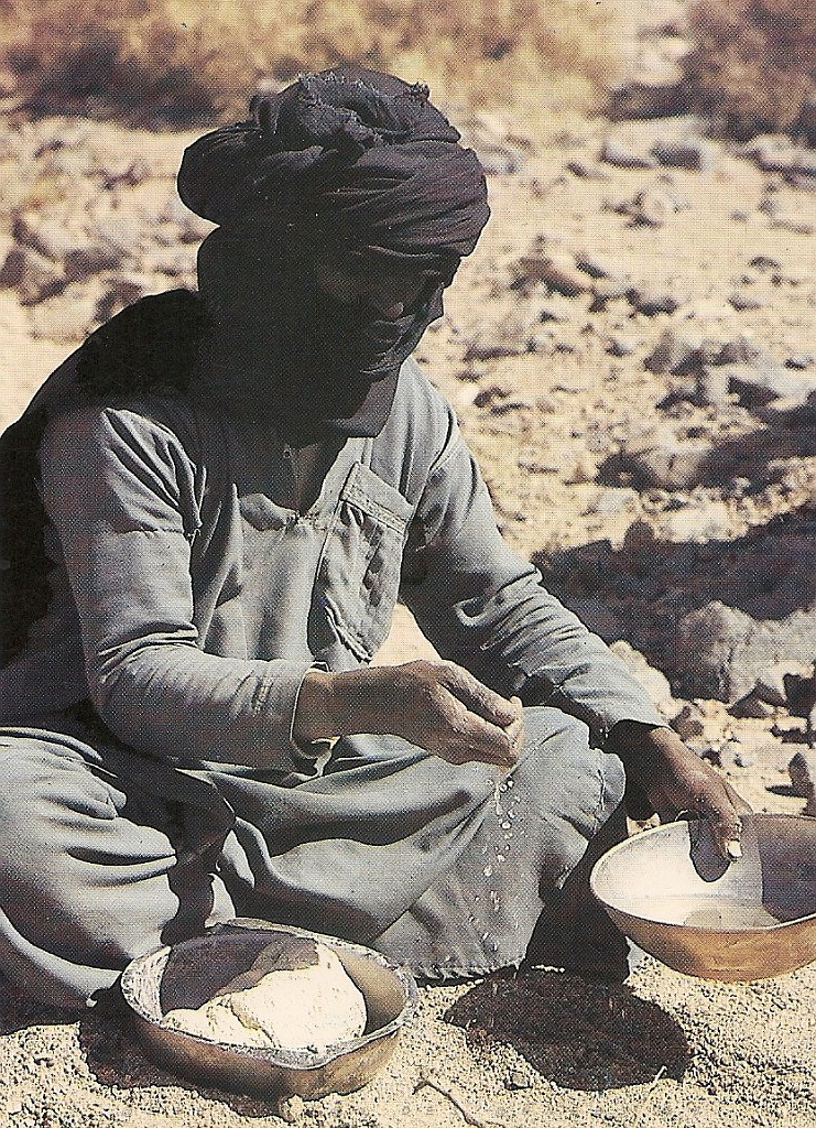 Sud-21-Targui preparant le pain.jpg